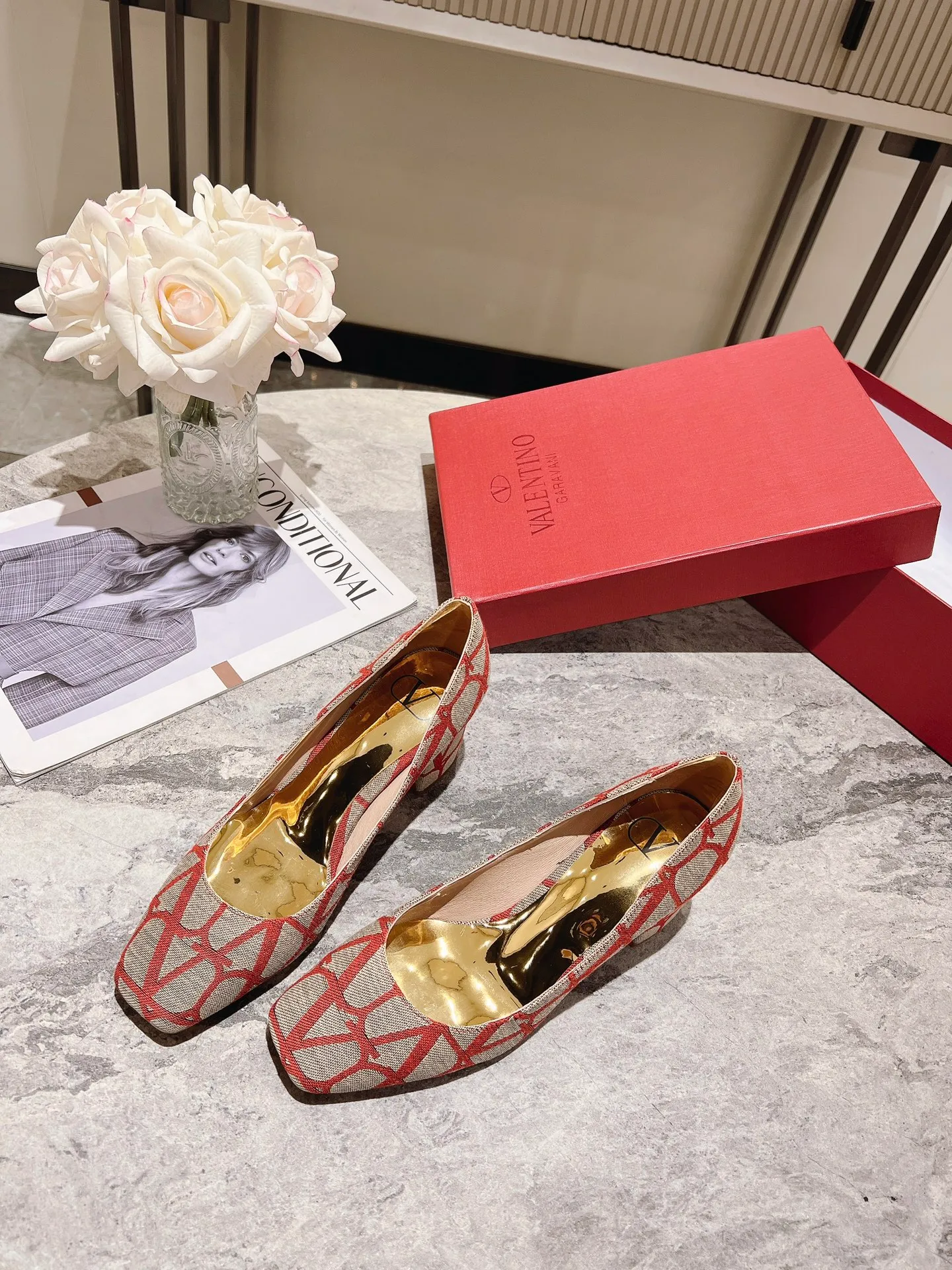 👟👟Ex-factory price 440👟👟 Genuine leather sole +40 Top version 𝑉𝐴𝐿𝐸𝑁𝑇𝐼𝑁𝑂 Valentino new spring and summer women's 5⃣️ color spring shoes. The unique [V logo fabric print pattern] brings out a full sense of high-end, and the new season will live up to expectations! Worth buying★Absolutely high-grade❥Original method, Absolutely sensual❥Elegant style, creating a different feeling, simple and elegant style!  Code number: 35-41 (34-42 customized) Fabric: Fabric printed cloth Lining: Sheepskin lining Heel height: 6cm～8.5cm2⃣️ options Leather outsole Rubber outsole